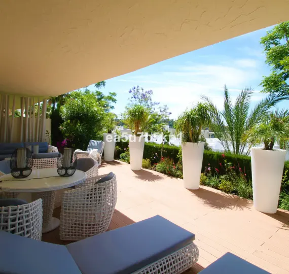 Sale of ground floor apartment in Benahavís