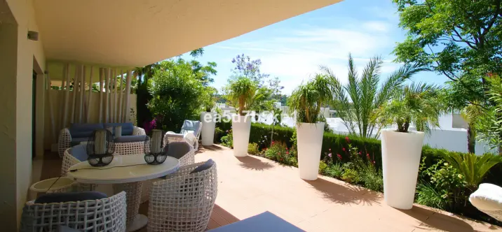 Sale of ground floor apartment in Benahavís 0