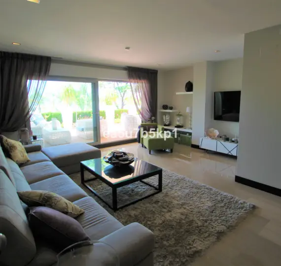 Sale of ground floor apartment in Benahavís