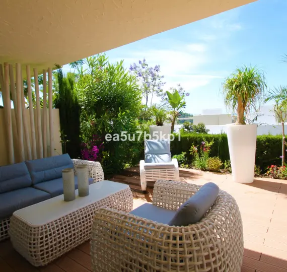 Sale of ground floor apartment in Benahavís