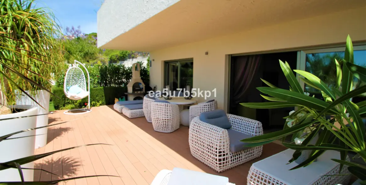 Sale of ground floor apartment in Benahavís 10