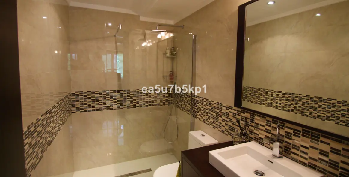 Sale of ground floor apartment in Benahavís 14