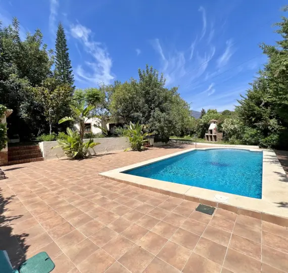 Sale of detached villa in Estepona
