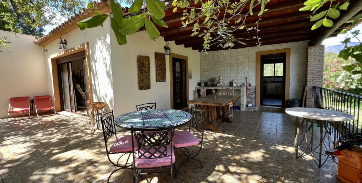 Sale of detached villa in Estepona 4