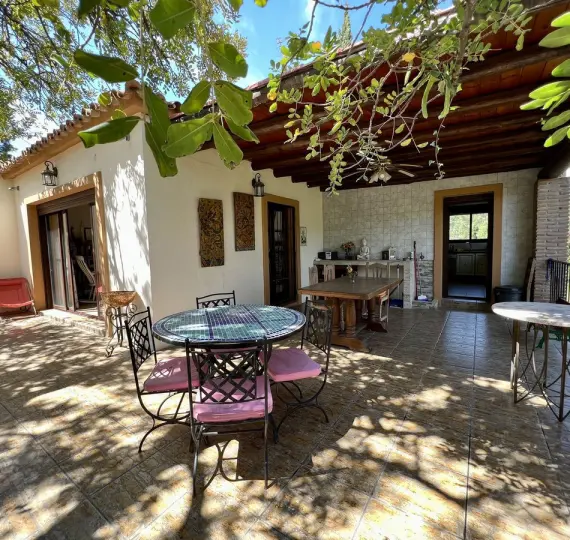 Sale of detached villa in Estepona