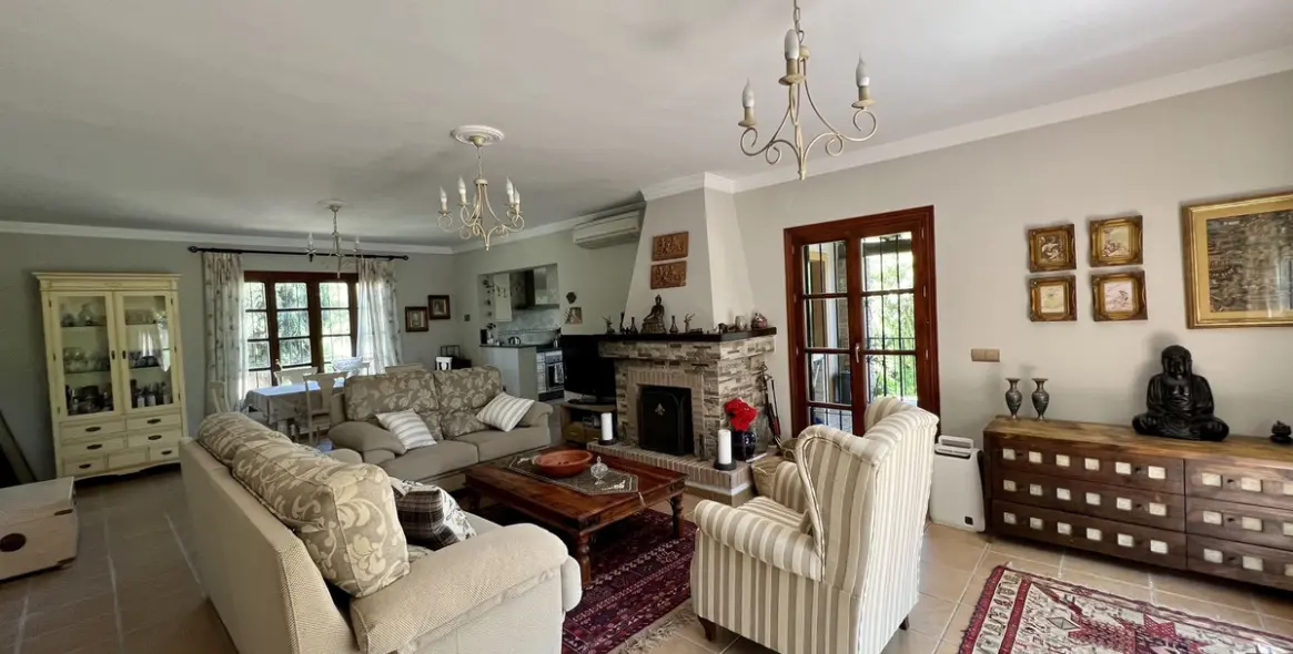 Sale of detached villa in Estepona 6