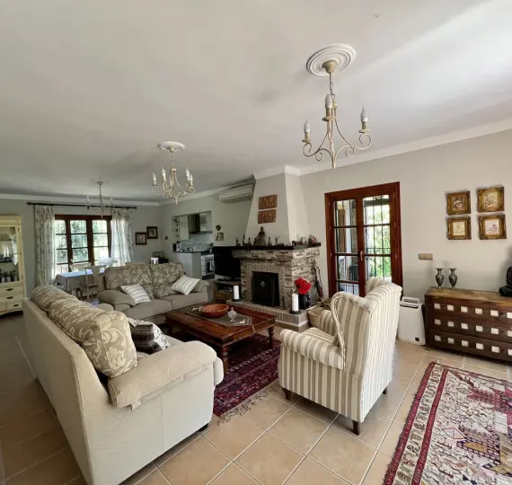 Sale of detached villa in Estepona