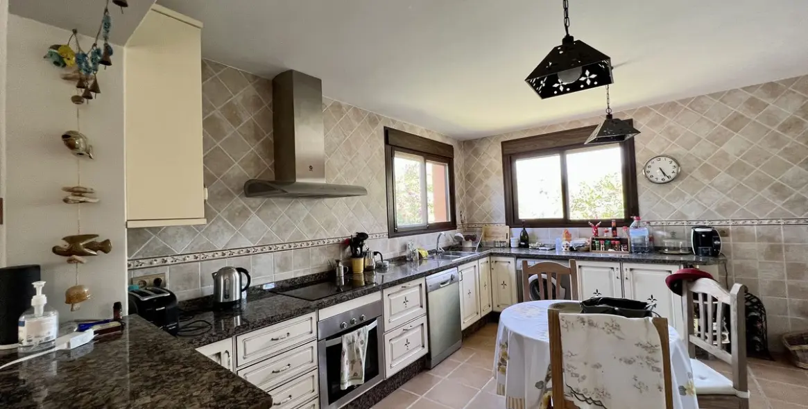 Sale of detached villa in Estepona 9