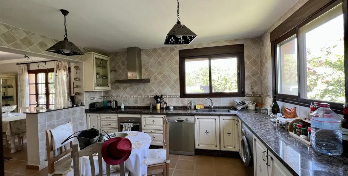 Sale of detached villa in Estepona 10