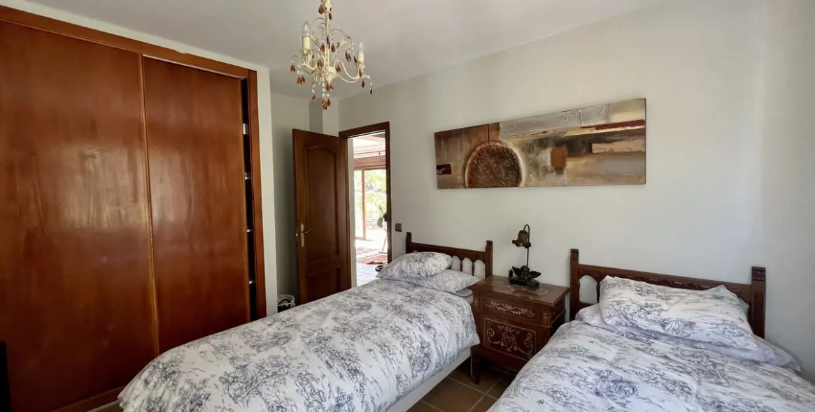 Sale of detached villa in Estepona 15