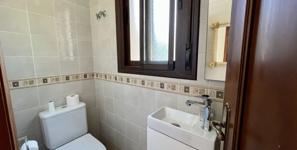 Sale of detached villa in Estepona 16