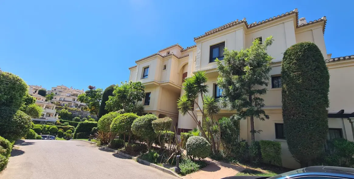 Продажа апартаментов на среднем этаже в Benahavís 1