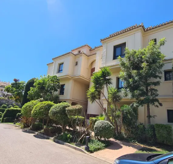 Продажа апартаментов на среднем этаже в Benahavís