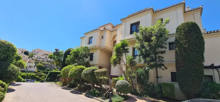 Продажа апартаментов на среднем этаже в Benahavís 0