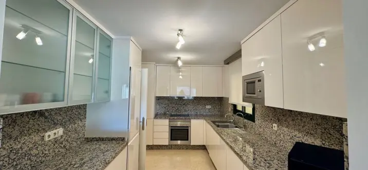 Продажа апартаментов на среднем этаже в Benahavís 3