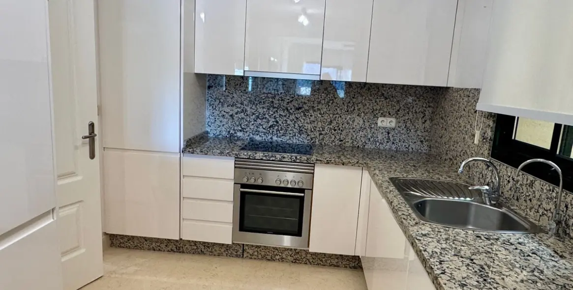 Продажа апартаментов на среднем этаже в Benahavís 12