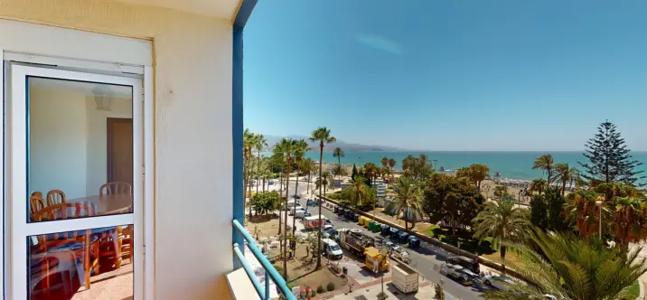 Sale of middle floor apartment in Torre del Mar 1