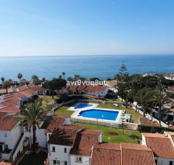 Продажа дома на две семьи в La Cala de Mijas