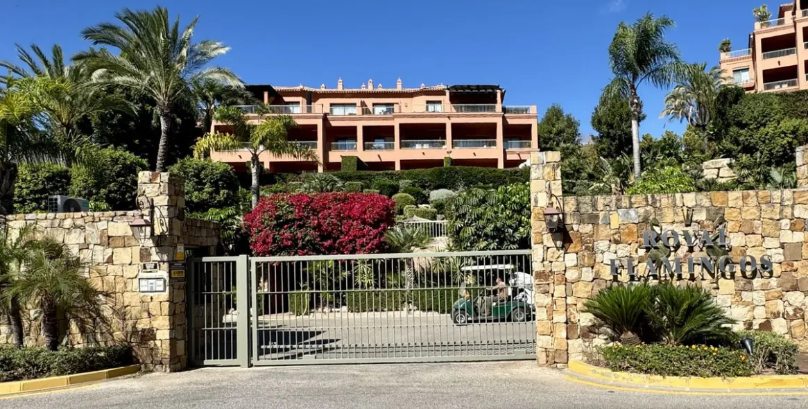 Продажа апартаментов на первом этаже в Los Flamingos 26