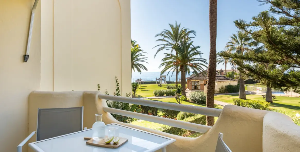 Venta de apartamento en planta media en La Cala de Mijas 1