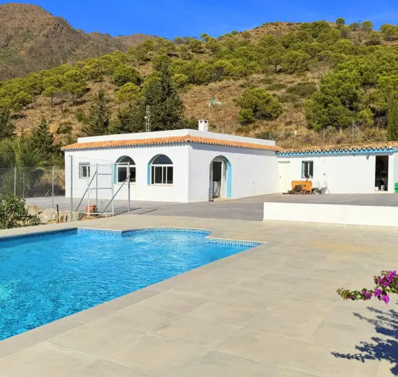 Sale of detached villa in Estepona