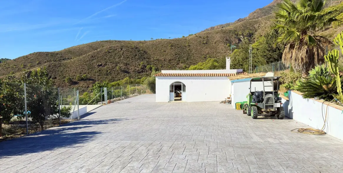 Sale of detached villa in Estepona 6