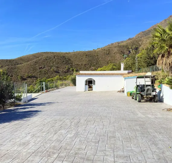 Sale of detached villa in Estepona