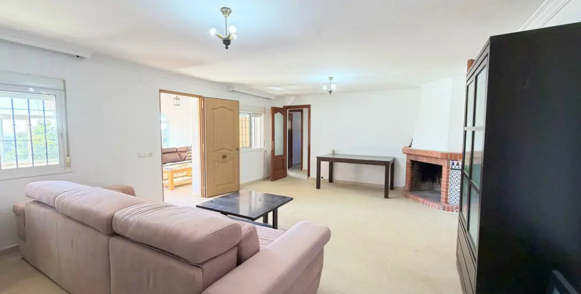 Sale of detached villa in Estepona 12