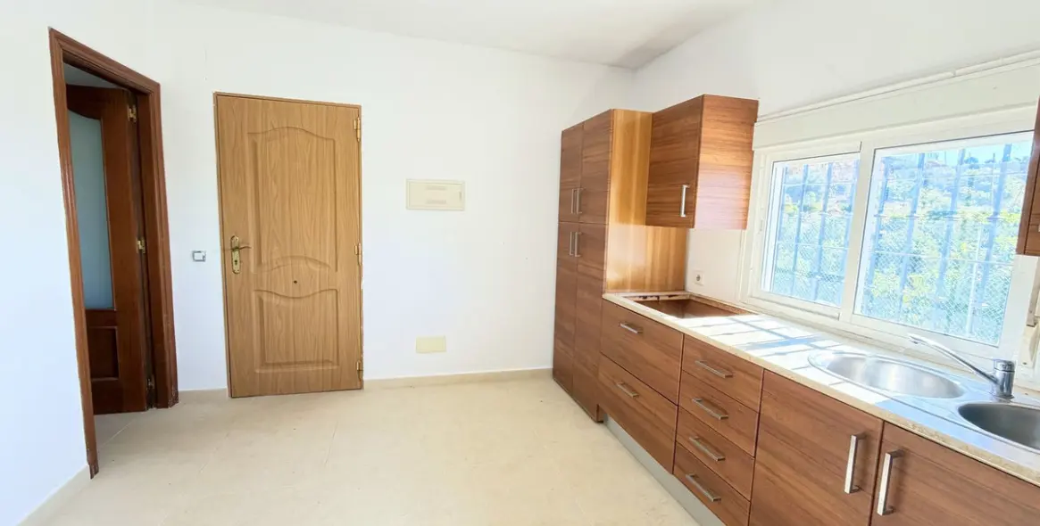 Sale of detached villa in Estepona 18