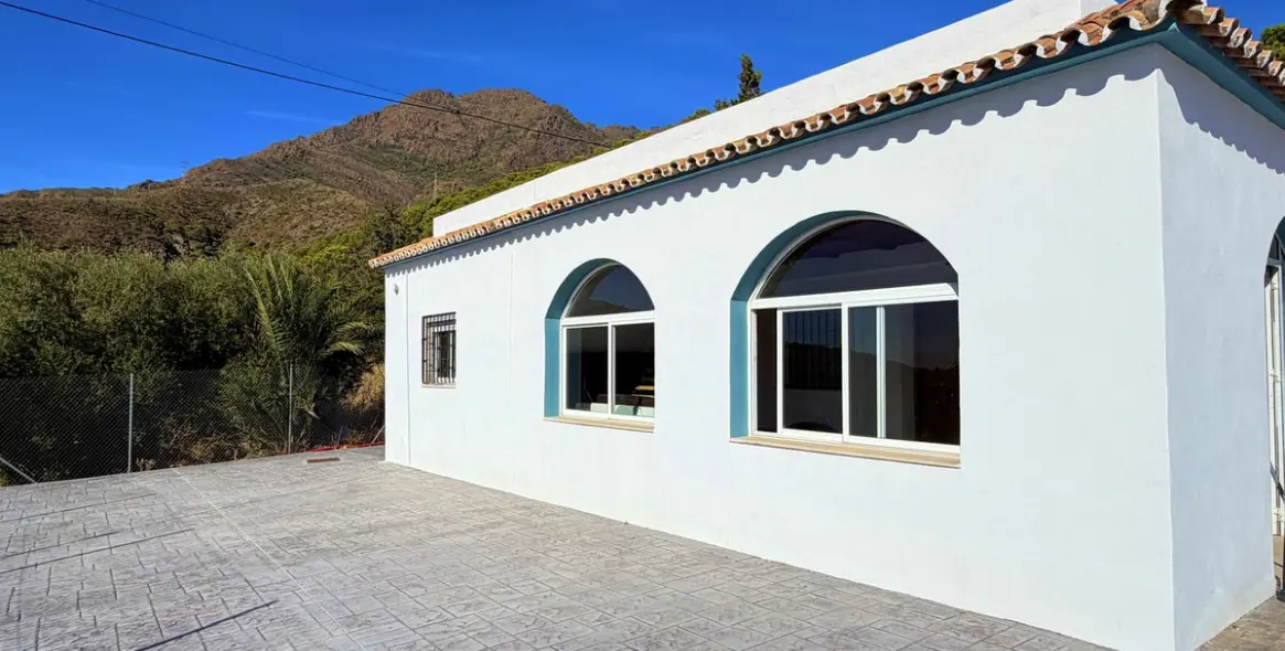 Продажа  отдельно стоящей виллы в Estepona 32