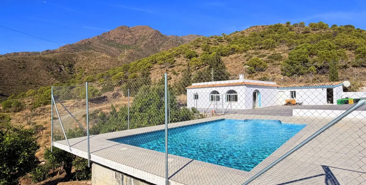 Продажа  отдельно стоящей виллы в Estepona 45