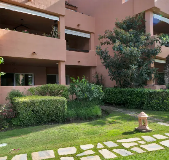 Venta de apartamento en planta baja en Guadalmina Baja
