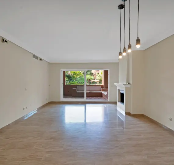 Venta de apartamento en planta baja en Guadalmina Baja