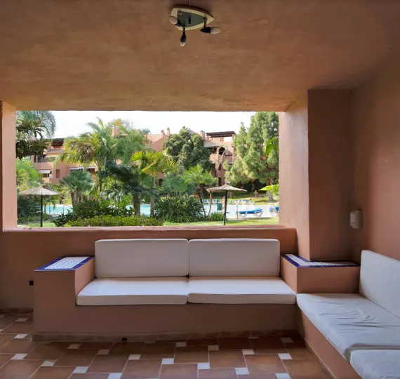 Venta de apartamento en planta baja en Guadalmina Baja