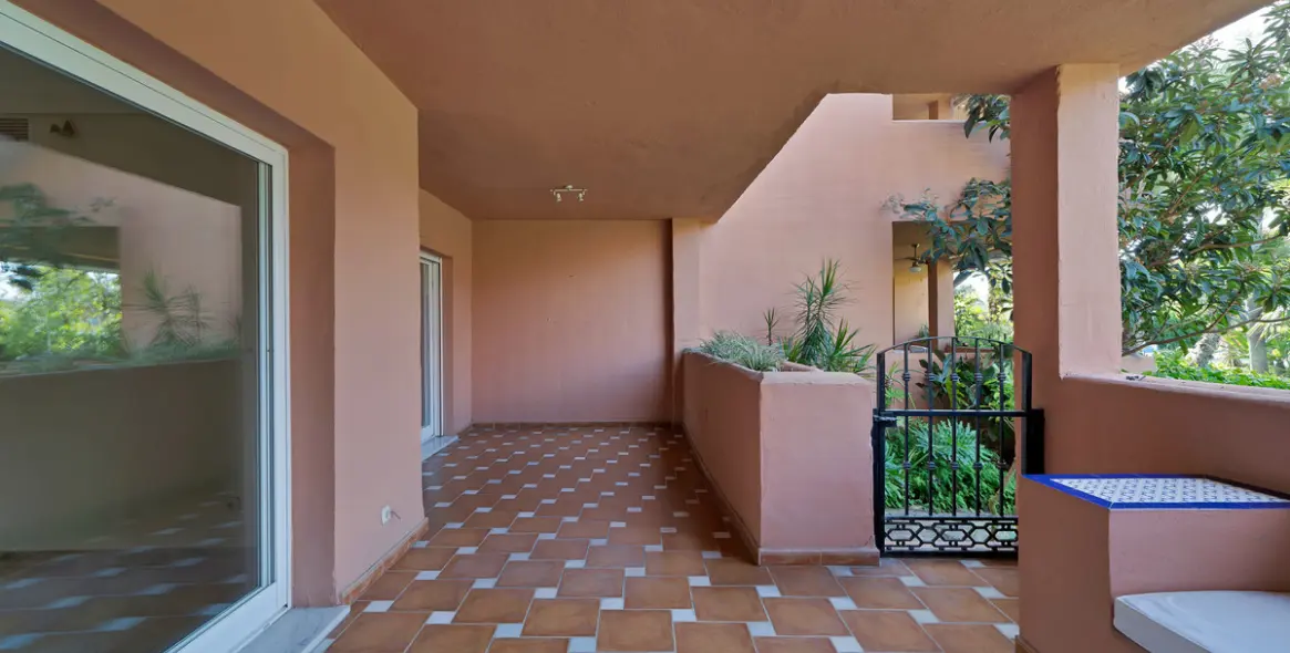 Venta de apartamento en planta baja en Guadalmina Baja 6