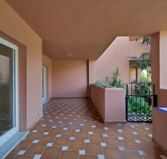 Venta de apartamento en planta baja en Guadalmina Baja