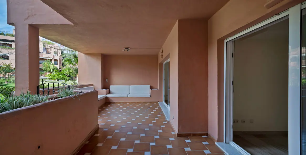 Venta de apartamento en planta baja en Guadalmina Baja 8