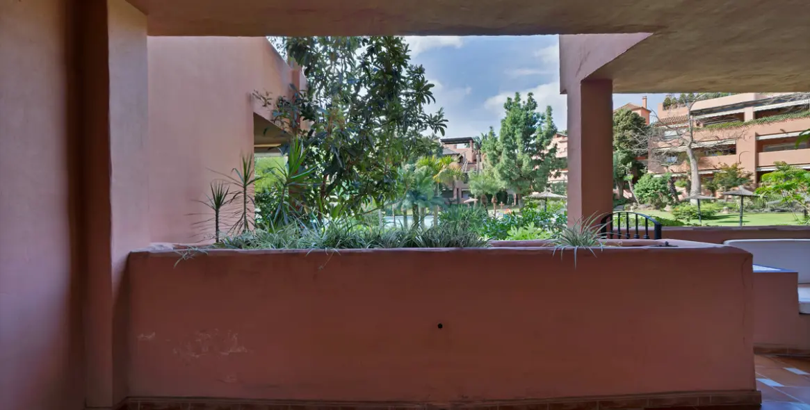 Venta de apartamento en planta baja en Guadalmina Baja 9