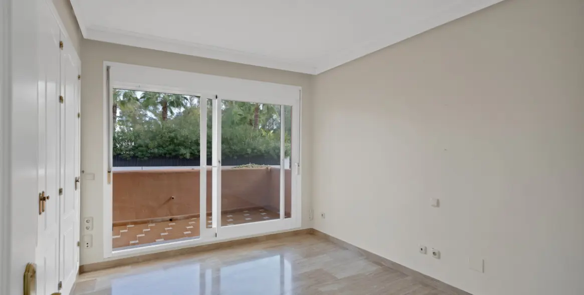 Venta de apartamento en planta baja en Guadalmina Baja 15