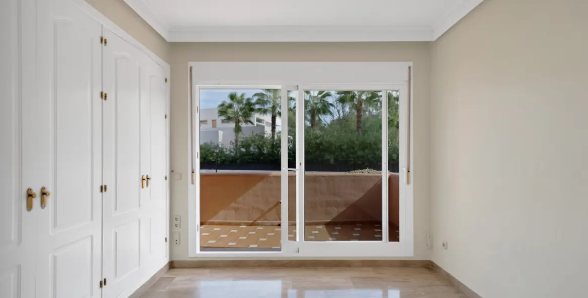 Venta de apartamento en planta baja en Guadalmina Baja 16