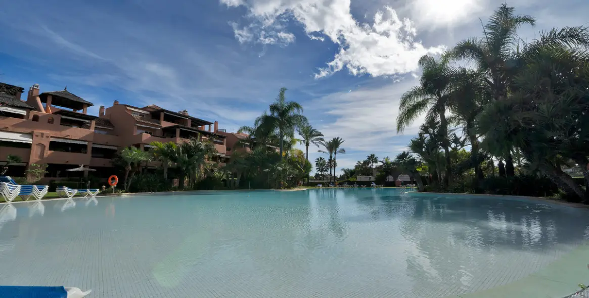 Venta de apartamento en planta baja en Guadalmina Baja 17