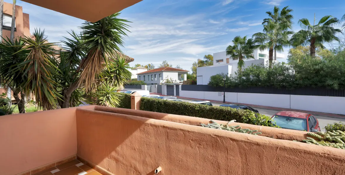 Venta de apartamento en planta baja en Guadalmina Baja 19