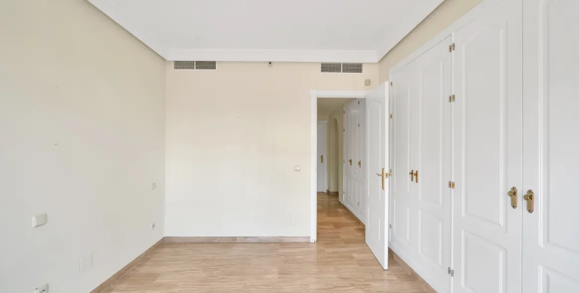 Venta de apartamento en planta baja en Guadalmina Baja 20