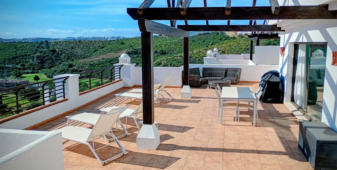 Sale of penthouse in Casares 2
