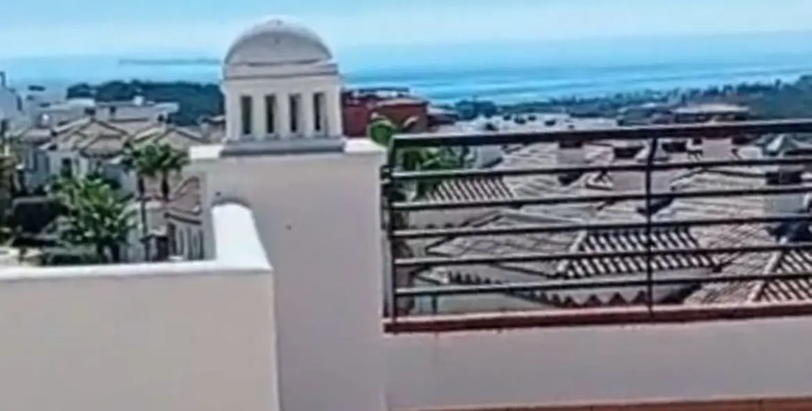 Sale of penthouse in Casares 8