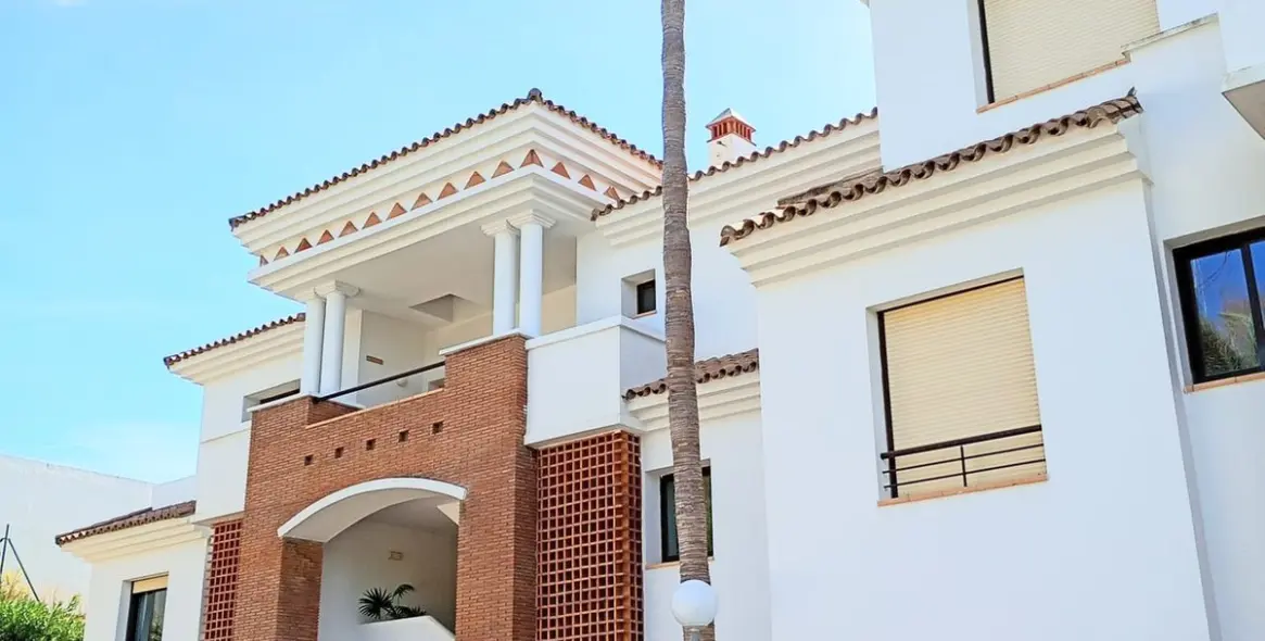 Sale of penthouse in Casares 15