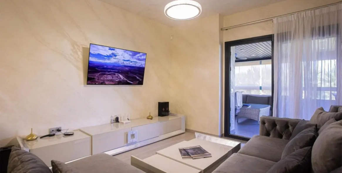 Продажа апартаментов на среднем этаже в Los Flamingos 9