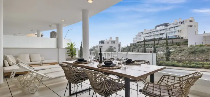 Продажа апартаментов на среднем этаже в Higueron 1