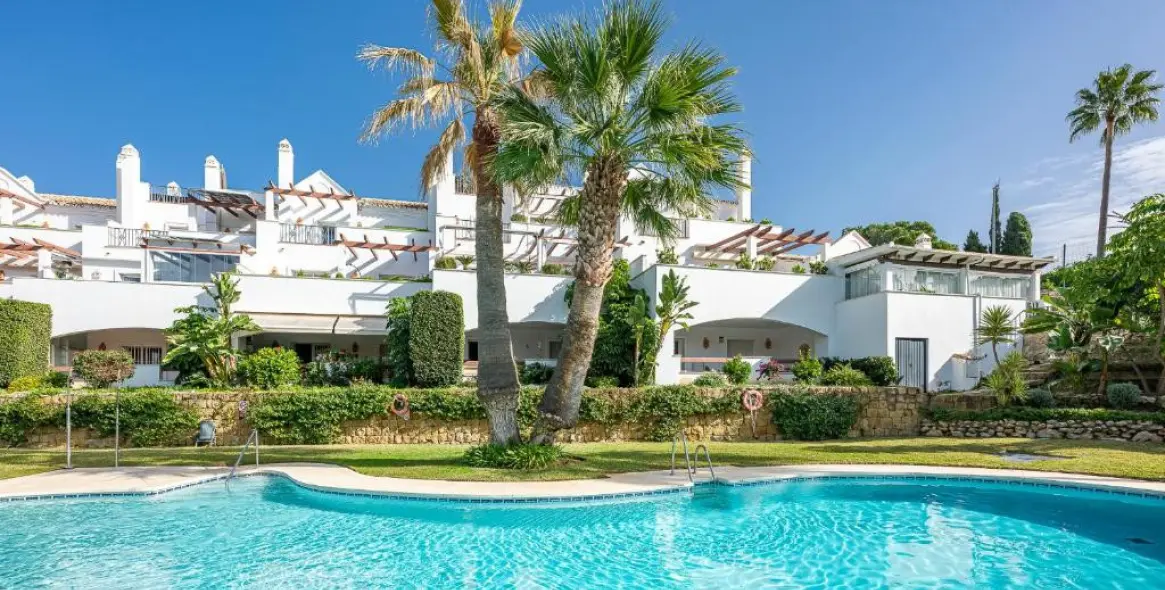 Продажа апартаментов на среднем этаже в Nueva Andalucía 2