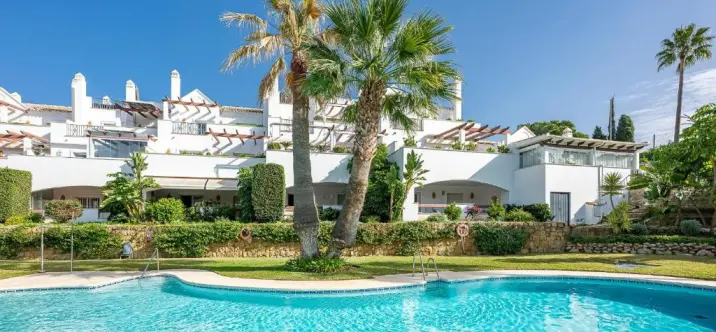 Sale of middle floor apartment in Nueva Andalucía 1